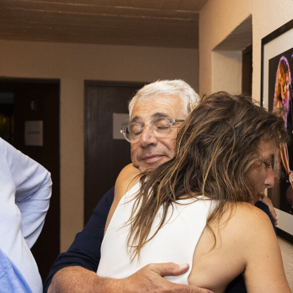 Le couple a là encore eu l'opportunité de se rendre backstage pour y retrouver la chanteuse de 39 ans et prendre quelques photos avec elle.
Exclusif - Dominique Segall, Juliette Armanet, Michel Boujenah, Nagui - Personnalités dans les backstage après le spectacle de J.Armanet "Brûler le feu" lors du Festival de Ramatuelle. Le 3 août 2023 © Cyril Bruneau / Festival de Ramatuelle / Bestimage