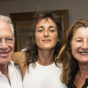 Exclusif - Bernard Murat, Juliette Armanet, Andrée Zana-Murat - Personnalités dans les backstage après le spectacle de J.Armanet "Brûler le feu" lors du Festival de Ramatuelle. Le 3 août 2023 © Cyril Bruneau / Festival de Ramatuelle / Bestimage 