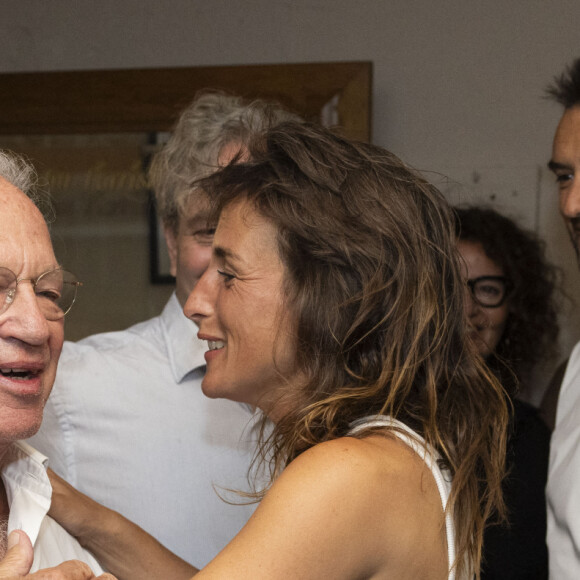 Exclusif - Bernard Murat, Juliette Armanet, Cyril Lignac - Personnalités dans les backstage après le spectacle de J.Armanet "Brûler le feu" lors du Festival de Ramatuelle. Le 3 août 2023 © Cyril Bruneau / Festival de Ramatuelle / Bestimage 