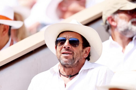 Il regrette notamment le rôle de Henri de Navarre, qu'il aurait dû décroché dans le film "La Reine Margot", finalement obtenu par Daniel Auteuil.
Patrick Bruel en tribunes lors des Internationaux de France de tennis de Roland Garros 2023, à Paris, le 9 juin 2023. © Jacovides-Moreau/Bestimage