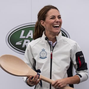 Catherine (Kate) Middleton, duchesse de Cambridge, lors de la remise des prix de la régate King's Cup à Cowes, Royaume Uni, le 8 août 2019. La Duchesse reçoit une cuillère en bois lors de la remise des prix.