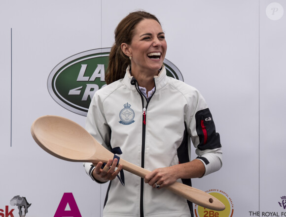 Catherine (Kate) Middleton, duchesse de Cambridge, lors de la remise des prix de la régate King's Cup à Cowes, Royaume Uni, le 8 août 2019. La Duchesse reçoit une cuillère en bois lors de la remise des prix.