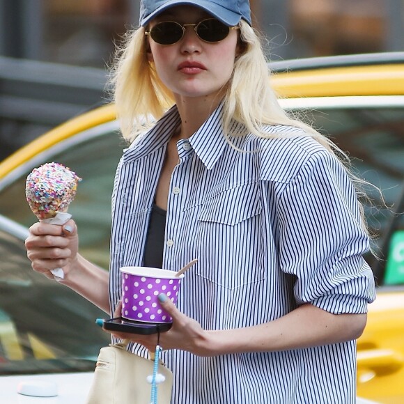 Gigi Hadid mange une glace tout en marchant dans les rues de New York avec une amie, Leah McCarthy. Le 13 avril 2023