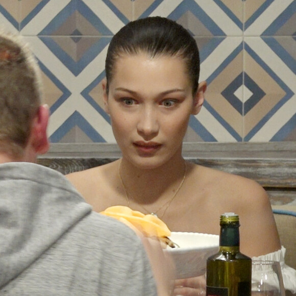 Il y a parfois des remèdes qui s'ignorent. Et pourtant en plus de leur bon goût et leur facilité d'accès, ils sont parfaits pour améliorer la santé.
Bella Hadid va manger dans une pizzeria, Chez Assaje, avec des amis à Milan, et une bouteille d'huile d'olive devant elle