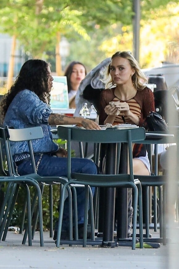 Exclusif - Lily-Rose Depp et sa compagne 070 Shake vont déjeuner à Los Angeles.