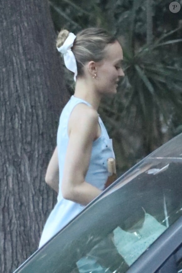 Exclusif - Lily-Rose Depp et sa petite-amie 070 Shake se rendent chez un ami vendredi 4 août au soir, à Los Angeles.