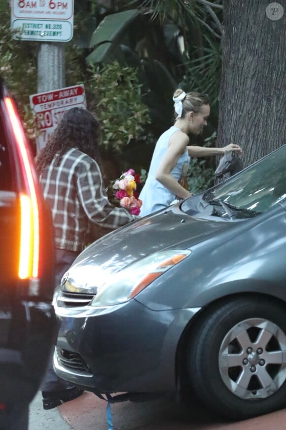 Exclusif - Lily-Rose Depp et sa petite-amie 070 Shake se rendent chez un ami vendredi 4 août au soir, à Los Angeles.