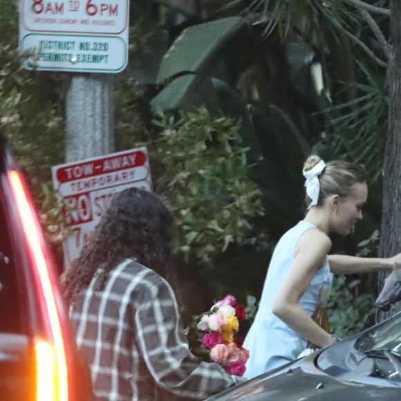 Exclusif - Lily-Rose Depp et sa petite-amie 070 Shake se rendent chez un ami vendredi 4 août au soir, à Los Angeles.