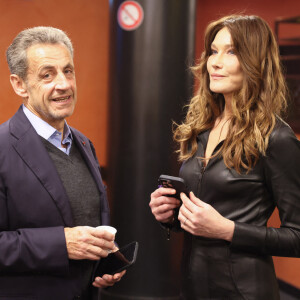 Exclusif - Nicolas Sarkozy et sa femme Carla Bruni-Sarkozy (marraine de l'édition) - Backstage du 16ème Gala de la Fondation " Recherche Alzheimer " à l'Olympia à Paris. Le 20 mars 2023 © Sébastien Valente / Bestimage