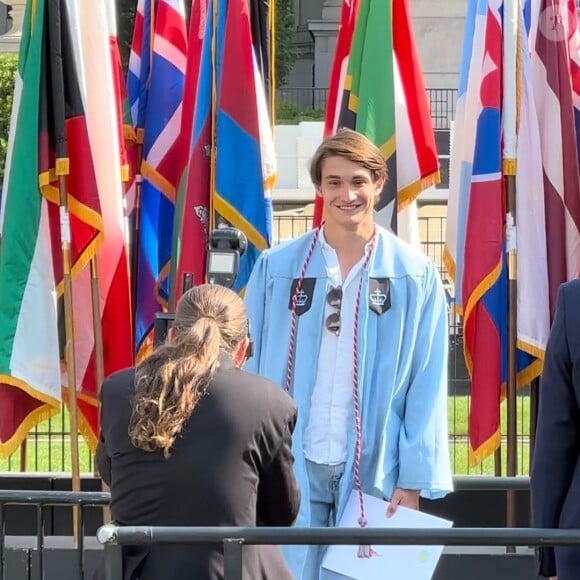 Aurélien Enthoven, fils de Carla Bruni-Sarkozy et Raphaël Enthoven, fraîchement diplômé