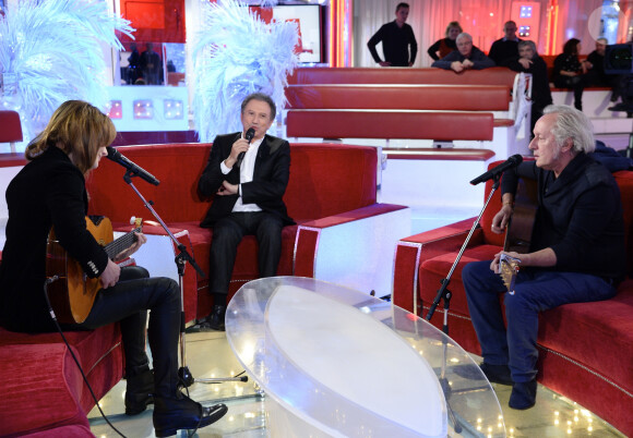 Carla Bruni, Michel Drucker et Didier Barbelivien - Carla Bruni-Sarkozy lors de l'enregistrement de l'émission "Vivement Dimanche" à Paris le 10 décembre 2014.