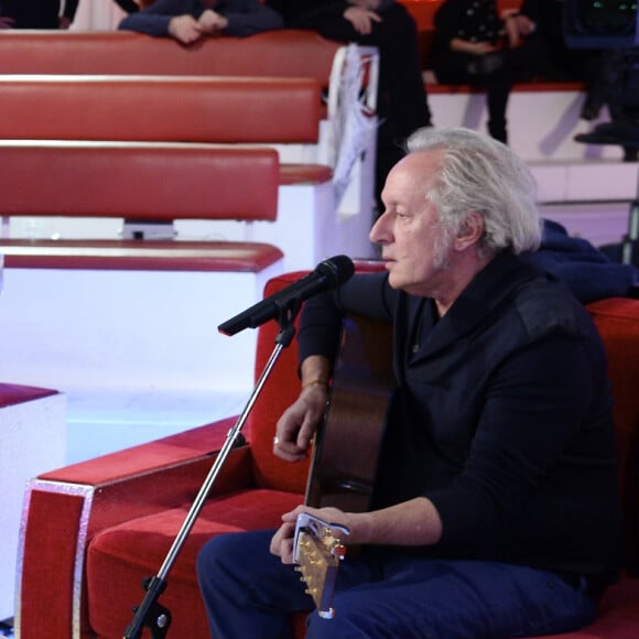 Carla Bruni, Michel Drucker et Didier Barbelivien - Carla Bruni-Sarkozy lors de l'enregistrement de l'émission "Vivement Dimanche" à Paris le 10 décembre 2014.