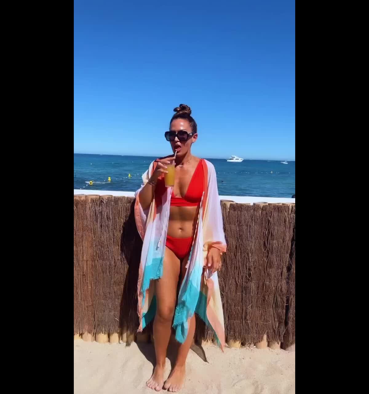 Vid O Ainsi Elle S Est D Voil E En Story Instagram Dans Un Magnifique Bikini Rouge Qui Met En