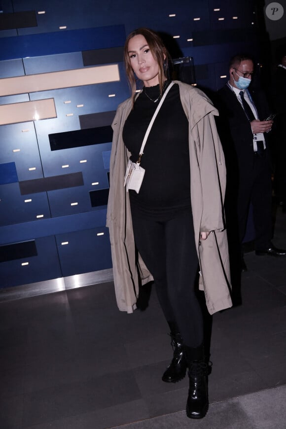 Exclusif - Vitaa (enceinte de son 3ème enfant) - People dans les loges lors du huitième de finale aller de la Ligue des champions entre le PSG et le Real Madrid au Parc des Princes à Paris le 15 février 2022. © Rachid Bellak/Bestimage 