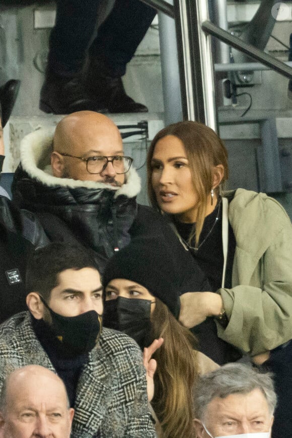 Vitaa (enceinte de son 3ème enfant) et son mari Hicham Bendaoud, Nikola Karabatic et sa compagne Geraldine Pillet - People lors de la huitième de finale aller de la Ligue des champions entre le PSG et le Real Madrid au Parc des Princes à Paris le 15 février 2022. © Cyril Moreau/Bestimage