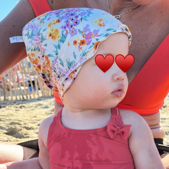 Et bien sûr, Vitaa est accompagnée de Noa, sa fille, qui porte elle aussi un maillot rouge
Vitaa sur Instagram