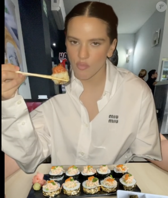 Au premier aspect, on dirait effectivement que ces délices venus du Japon sont une source de bien être pour notre organisme.
Rosalia mange des sushis