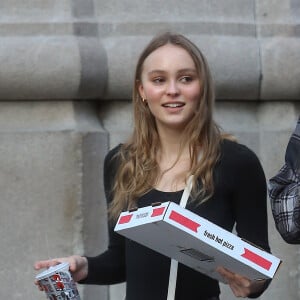 Lily-Rose Depp se balade dans le quartier de Soho une pizza et un soda à emporter dans les main à New York
