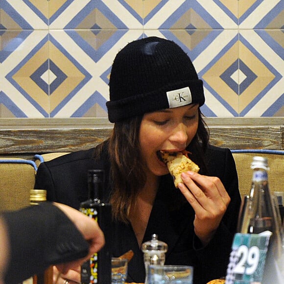 Exclusif - Bella Hadid dîne à la pizzeria Assaje avec des amis à Milan le 15 juin 2018