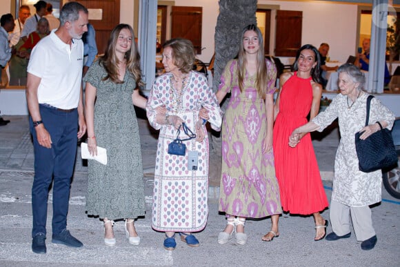 La princesse Irène de Grèce, la reine Letizia, le roi Felipe VI, la princesse Leonor, la princesse Sofia et la reine Sophie de Grèce - Dîner au restaurant Mia à Palma de Majorque. Le 5 août 2023.
