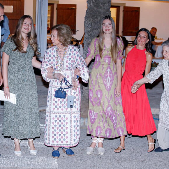 La princesse Irène de Grèce, la reine Letizia, le roi Felipe VI, la princesse Leonor, la princesse Sofia et la reine Sophie de Grèce - Dîner au restaurant Mia à Palma de Majorque. Le 5 août 2023.