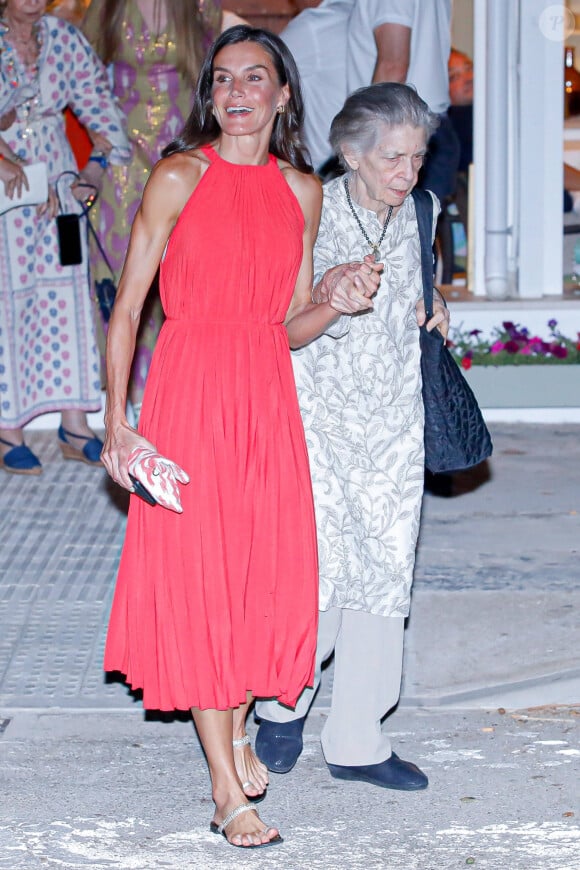Les vacances officielles continuent pour les membres de la couronne ibérique.
La princesse Irène de Grèce, la reine Letizia - Dîner au restaurant Mia à Palma de Majorque.