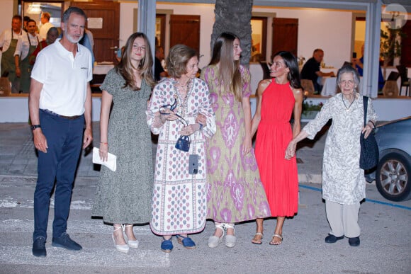 La princesse Irène de Grèce, la reine Letizia, le roi Felipe VI, la princesse Leonor, la princesse Sofia et la reine Sophie de Grèce - Dîner au restaurant Mia à Palma de Majorque. Le 5 août 2023.