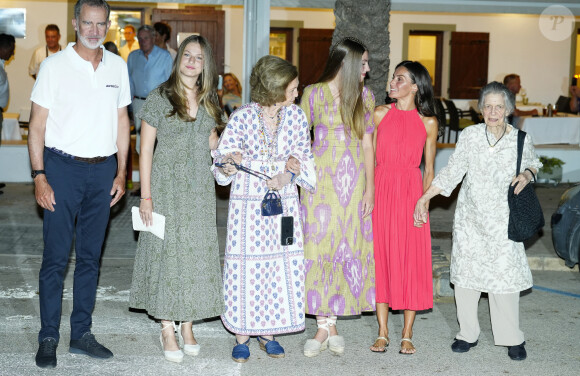 La princesse Irène de Grèce, la reine Letizia, le roi Felipe VI, la princesse Leonor, la princesse Sofia et la reine Sophie de Grèce - Dîner au restaurant Mia à Palma de Majorque. Le 5 août 2023.