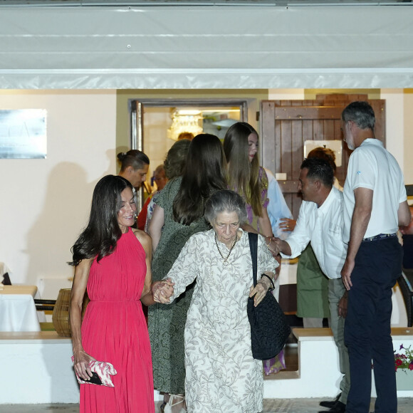 C'est dans une jolie robe Mango, rouge, que Letizia a charmé toute l'île...
La princesse Irène de Grèce, la reine Letizia - Dîner au restaurant Mia à Palma de Majorque. Le 5 août 2023.