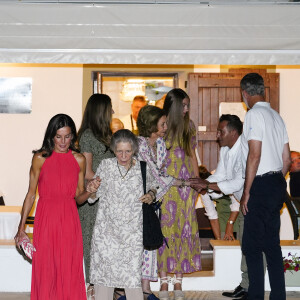 ... et notamment son époux le roi Felipe VI.
La princesse Irène de Grèce, la reine Letizia - Dîner au restaurant Mia à Palma de Majorque. Le 5 août 2023.