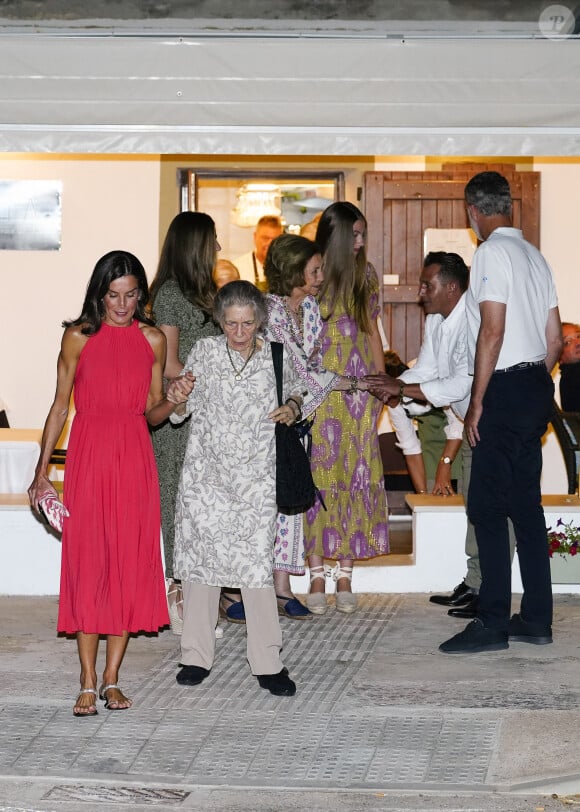 ... et notamment son époux le roi Felipe VI.
La princesse Irène de Grèce, la reine Letizia - Dîner au restaurant Mia à Palma de Majorque. Le 5 août 2023.