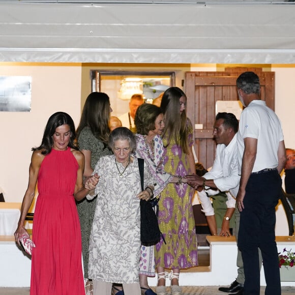 ... et notamment son époux le roi Felipe VI.
La princesse Irène de Grèce, la reine Letizia - Dîner au restaurant Mia à Palma de Majorque. Le 5 août 2023.