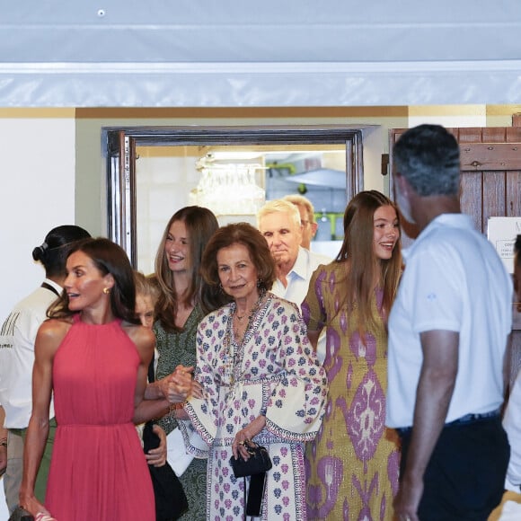 La princesse Irène de Grèce, la reine Letizia, le roi Felipe VI, la princesse Leonor, la princesse Sofia et la reine Sophie de Grèce - Dîner au restaurant Mia à Palma de Majorque. Le 5 août 2023.