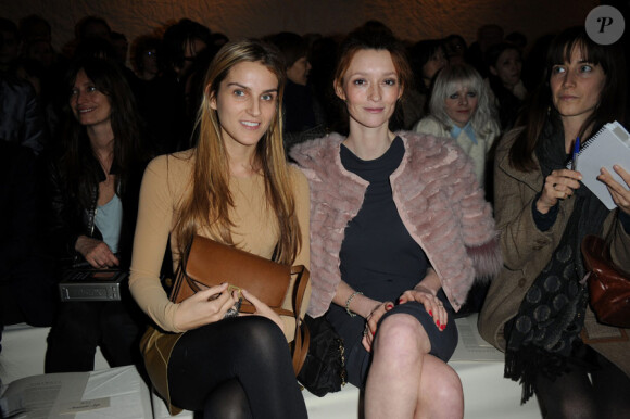 Gaia Repossi et Audrey Marnay lors du défilé Nina Ricci pour la fashion week prêt-à-porter automne-hiver à Paris le 4 mars 2010