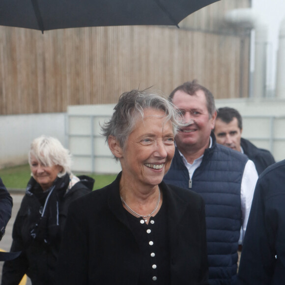 Non loin du couple présidentiel dans le Var, un autre membre du gouvernement est plus adepte du low profile.
Elisabeth Borne - Visite de la première ministre Elisabeth Borne dans son ancienne circonscription à Vire-Normandie, France, le 02 août 2023.