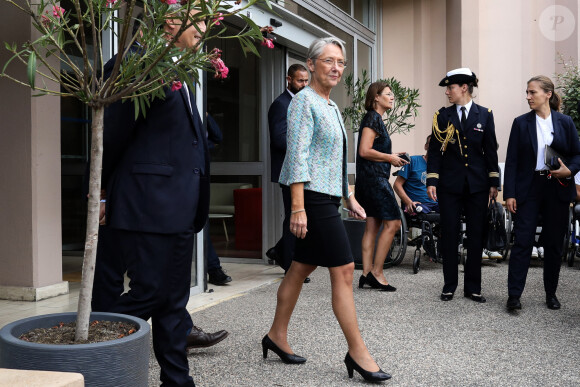 La première ministre, Elisabeth Borne visite un centre de soins de suite et de réadaptation à Coubert, en Seine-et-Marne. Le 17 juillet 2023 © Stéphane Lemouton / Bestimage