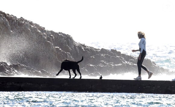 Brigitte Macron profite en solo de son premier jour de vacances au Fort de Brégançon à Bormes-les-Mimosas le 30 juillet 2023.