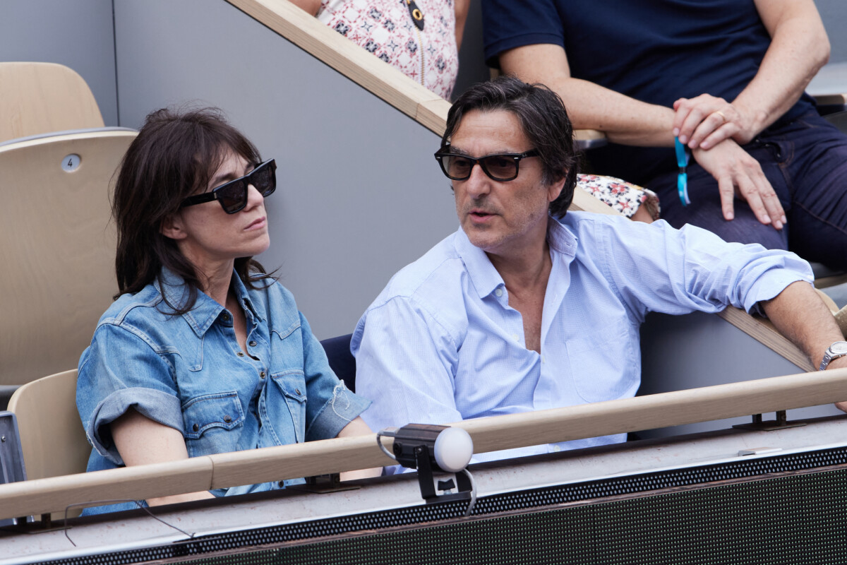 Photo Yvan Attal Et Sa Compagne Charlotte Gainsbourg En Tribunes Des Internationaux De France