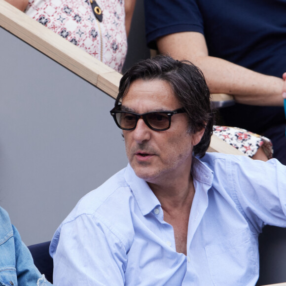 Yvan Attal et sa compagne Charlotte Gainsbourg en tribunes des Internationaux de France de tennis de Roland Garros 2023 à Paris le 11 juin 2023. © Jacovides-Moreau/Bestimage