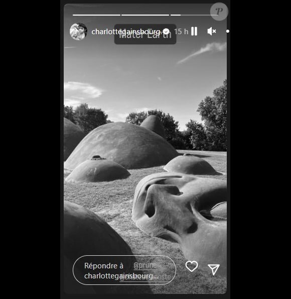 Pour digérer la souffrance, autant que possible, sa fille a fui notre capitale qui lui rappelle, pour l'heure, tant de souvenirs.
Charlotte Gainsbourg visite le Château La Coste à Aix-en-Provence.