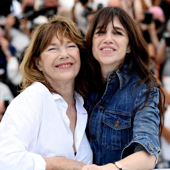 Le deuil est une épreuve enrobée de mystères et chacun le gère comme il le peut.
Jane Birkin (habillée en Celine), Charlotte Gainsbourg au photocall du film Jane par Charlotte (Cannes première) lors du 74ème festival international du film de Cannes le 8 juillet 2021 © Borde / Jacovides / Moreau / Bestimage 