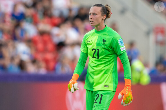 La footballeuse a été pacsée à cette dernière et a vécu avec elle à Madrid
Pauline Peyraud-Magnin - La France écrase l'Italie (5-1) lors de l'Euro féminin 2022 de football à Rotherham en Grande-Bretagne le 10 juillet 2022.