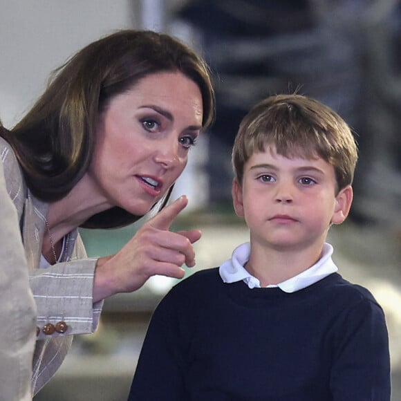 Le prince William et Kate Middleton souhaitent donner une éducation stricte mais simple à leurs enfants royaux.
Le prince William, prince de Galles, et Catherine (Kate) Middleton, princesse de Galles, avec leurs enfants le prince George de Galles, et la princesse Charlotte de Galles, lors d'une visite au Royal International Air Tattoo (RIAT) à RAF Fairford.