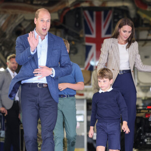 Au programme : parties de pêche, châteaux de sable...
Le prince William, prince de Galles, et Catherine (Kate) Middleton, princesse de Galles, avec leurs enfants le prince George de Galles, et la princesse Charlotte de Galles, lors d'une visite au Royal International Air Tattoo (RIAT) à RAF Fairford, le 14 juillet 2023. 