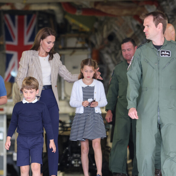  Après ces vacances estivales, toute la petite famille ira rejoindre le roi Charles III et la reine Camilla au château de Balmoral en Écosse.
Le prince William, prince de Galles, et Catherine (Kate) Middleton, princesse de Galles, avec leurs enfants le prince George de Galles, et la princesse Charlotte de Galles, lors d'une visite au Royal International Air Tattoo (RIAT) à RAF Fairford, le 14 juillet 2023. 