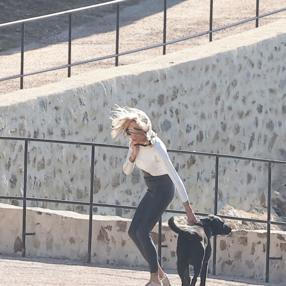 Brigitte Macron profite en solo de son premier jour de vacances au Fort de Brégançon à Bormes-les-Mimosas le 30 juillet 2023. Le président Emmanuel Macron Macron et sa femme Brigitte sont arrivés au Fort de Brégançon samedi soir. Dimanche, Brigitte en sortie seule en combinaison de plongée avec son chien Némo et ses gardes du corps pour faire une ballade en bateau mais, la mer étant trop agitée, la première dame est rentrée plus vite que prévu avant de rejoindre son mari pour dîner. 