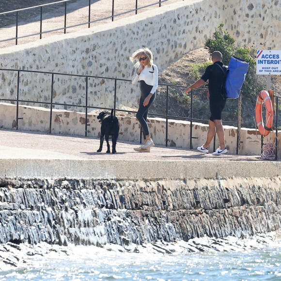 Brigitte Macron profite en solo de son premier jour de vacances au Fort de Brégançon à Bormes-les-Mimosas le 30 juillet 2023. Le président Emmanuel Macron Macron et sa femme Brigitte sont arrivés au Fort de Brégançon samedi soir. Dimanche, Brigitte en sortie seule en combinaison de plongée avec son chien Némo et ses gardes du corps pour faire une ballade en bateau mais, la mer étant trop agitée, la première dame est rentrée plus vite que prévu avant de rejoindre son mari pour dîner. 