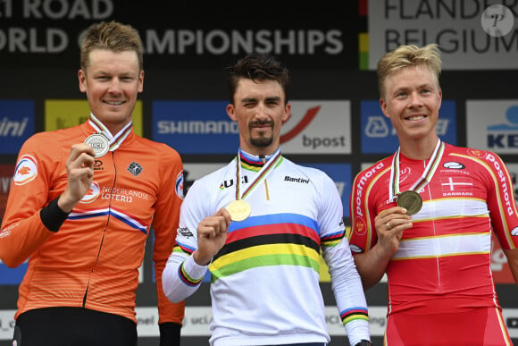Il s'agit de Dylan van Baarle, un coureur cycliste néerlandais bien connu

Dylan van Baarle et Julian Alaphilippe