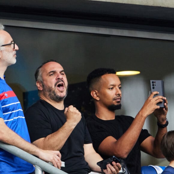 Vincent Delerm, Waly Dia, François-Xavier Demaison - Tribunes du match de football entre la France et la Grèce au Stade de France dans le cadre des éliminatoires pour l'Euro 2024, le 19 juin 2023. © Cyril Moreau/Bestimage