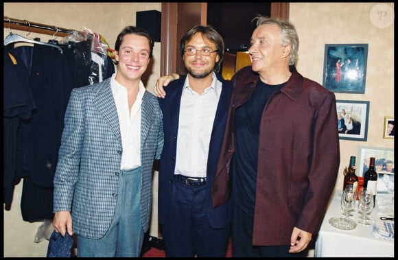 Archives - Michel Sardou dans sa loge avec ses fils Davy et Romain - Représentation de la pièce "L'homme en question" au Théâtre de la porte Saint-Martin en 2002.